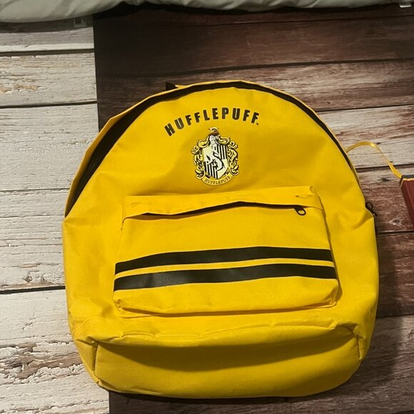 Harry Potter Wizarding World Hufflepuff Set - Picture 2 of 13